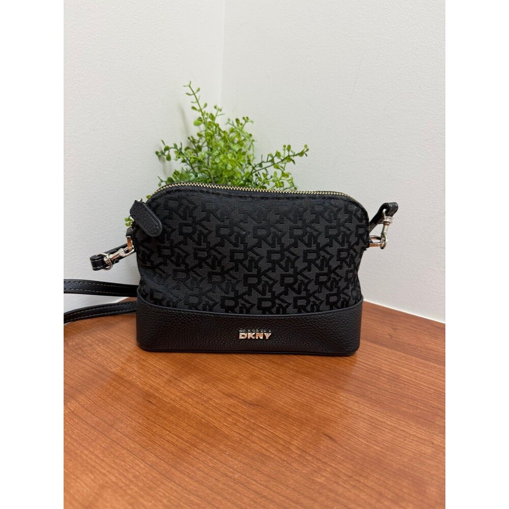 DKNY BLACK SMALL MEDIUM CROSSBODY PURSE BRYANT DOME $148 EUC